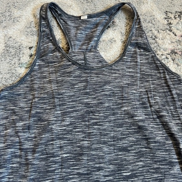 Lululemon Essential Tank - Picture 2 of 8